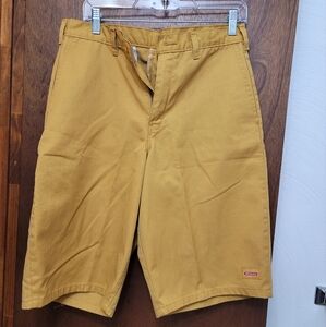 LN.  Dickies Cargo Shorts.  Size 32.  (477)
